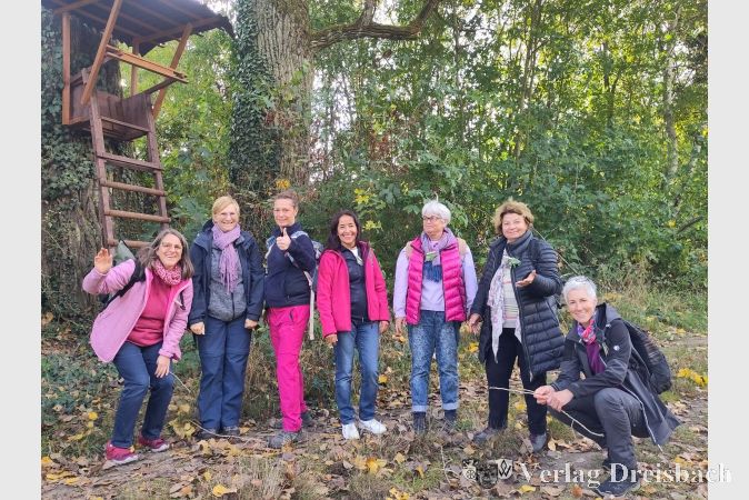 Kursleiterin Renate Brand (rechts) mit Teilnehmerinnen des Workshops „Naturzyklen“ .