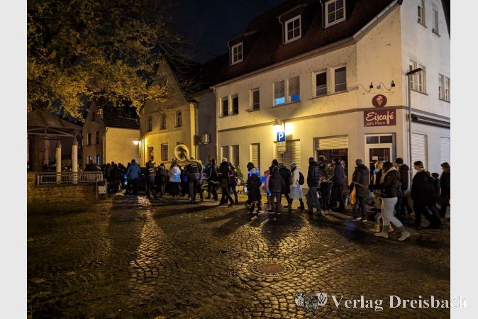 Durch Eddersheimer Straßen und Gassen führte der diesjährige Martinszug.