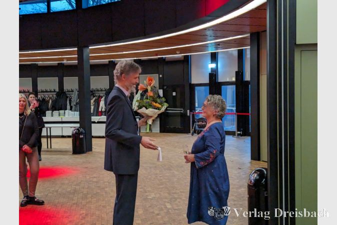 Blumen für die scheidende Chefin des Stadtteilbüros: Hawobau-Vorsitzender Holger Kazzer bedankte sich bei Heike Bülter.