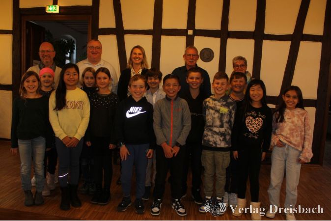 Die Mädchen und Jungen des Kinderparlamentes der Robinson-Schule stellten sich nach der 1. Sitzung mit (von links) Schulleiter Hilmar Jüterbock, Bürgermeister Klaus Schindling, der Beauftragten für die Kinderparlamente Myriam Jung sowie Stadtverordnetenvorsteher Georg Reuter und der stellvertretenden Stadtverordnetenvorsteherin Melanie Jürgens-Schumacher zum Gruppenfoto auf.