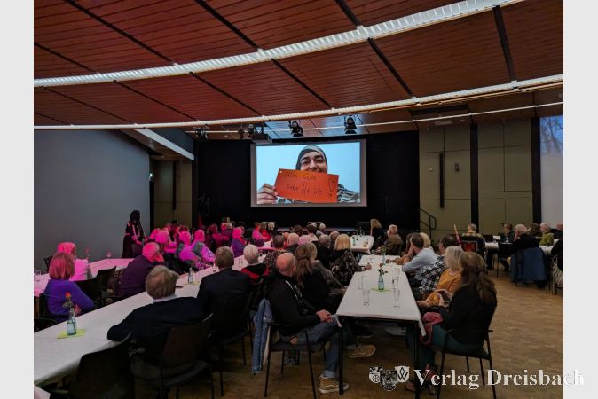 Kurzfilmpräsentation in der Stadthalle: Aus 72 Videos wurde eine zehnminütige Abschiedsbotschaft für Heike Bülter zusammengeschnitten.
