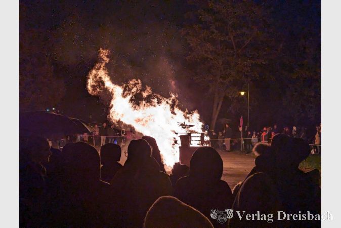 Das große Martinsfeuer am Eddersheimer Mainufer.