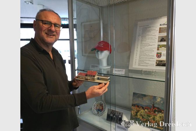 Dr. Detlef Krause vor der Vitrine im Rat- und Bürgerhaus.
