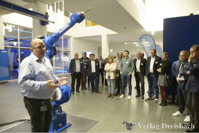 Business Talk bei Yaskawa. Von links: Torben Schäfer, Leiter Yaskawa Academy, Bürgermeister Klaus Schindling, sowie weitere Teilnehmende.