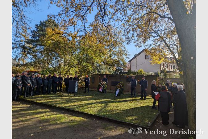 Zuletzt rar gewordener Sonnenschein begleitete am vergangenen Sonntag die Feierstunde auf dem Okrifteler Friedhof.