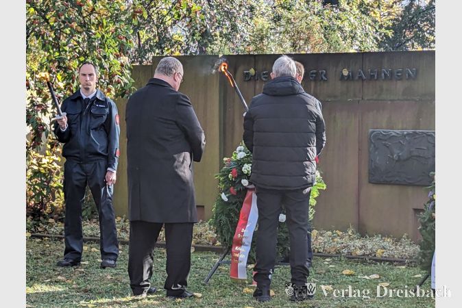 Bürgermeister Klaus Schindling (links) und Stadtverordnetenvorsteher Georg Reuter bei der Kranzniederlegung am Ehrenmal.
