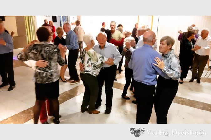 Mit rhythmischer Bewegung, bei zündender Musik im Orchestersound hatten alle Teilnehmer viel Vergnügen.