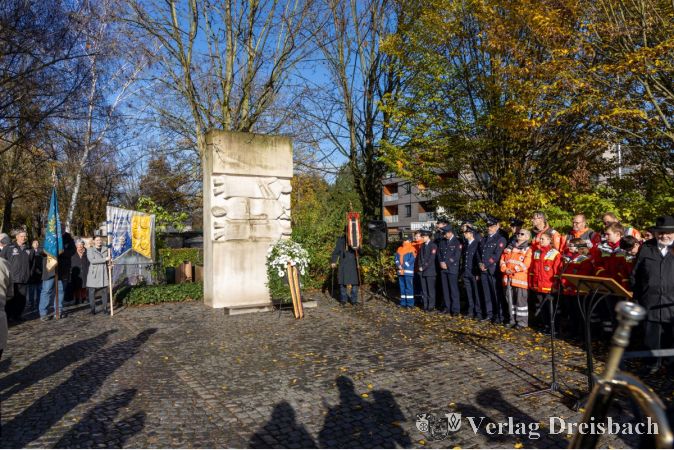 Der Erste Beigeordnete Franz Jirasek, Bürgermeister Christian Seitz und Marion Leonhardt, stellvertretende Vorsitzende der Gemeindevertretung, legten einen Kranz vor dem Kriegerdenkmal nieder.