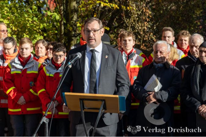 Christian Seitz bei seiner Ansprache vor dem Kriegerdenkmal.