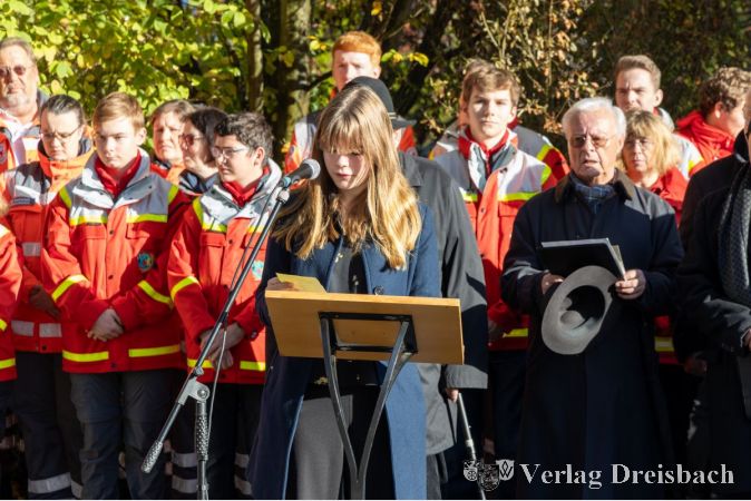 Schülerinnen der Weingartenschule trugen ein Gedicht vor.