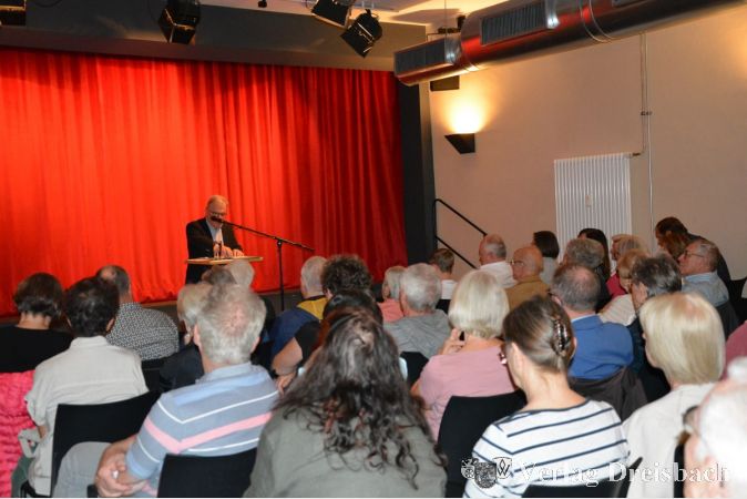 Bürgermeister Dr. Bernd Blisch beleuchtet die vielfältige Zuwanderungsgeschichte von Flörsheim im historischen Vortrag in der Kulturscheune.