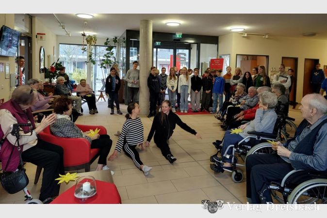 Marla und Maria begeisterten die Senioren mit ihrem Tanzauftritt. Die verschenkten Sterne verzieren nun einige Zimmer des Domizils.