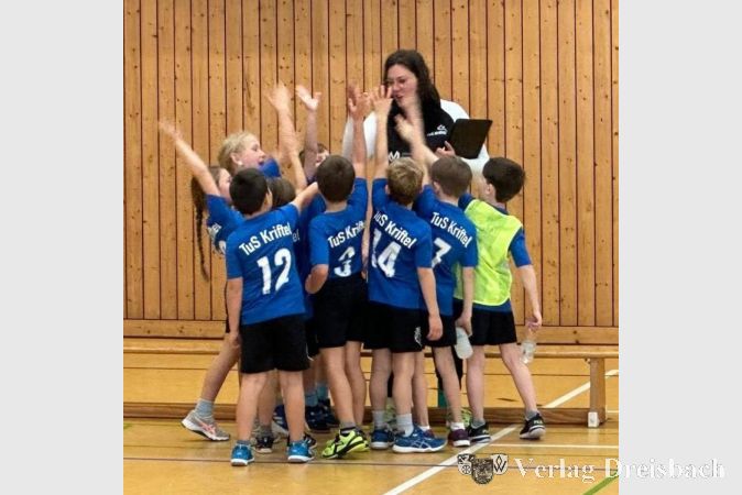 Die F2-Jugend schwört sich auf ihr Spielfest in Rüdesheim ein.