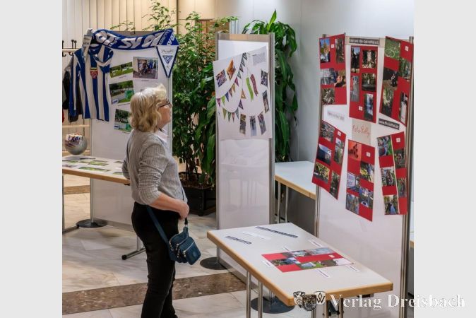 Die an den Spielen im Park teilnehmenden Vereine wie der SV 07 Kriftel oder der Foto und Film-Club Kriftel e. V. hatten kleine Stände vorbereitet. An Fotowänden wurden die Ereignisse der diesjährigen Spiele rekapituliert.