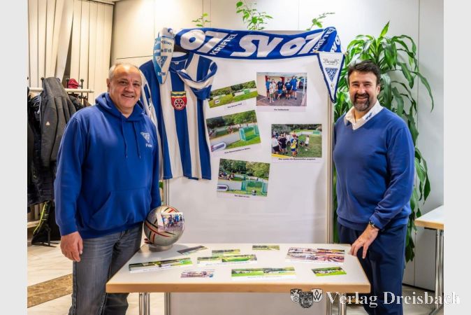 Mit viel Freude präsentierten der 2. Vorsitzender des SV 07 Kriftel, Peter Lehmann (li.), und Schriftführer Hans-Jürgen Berger am letzten Donnerstag die Bildergalerie des SV 07 Kriftel.