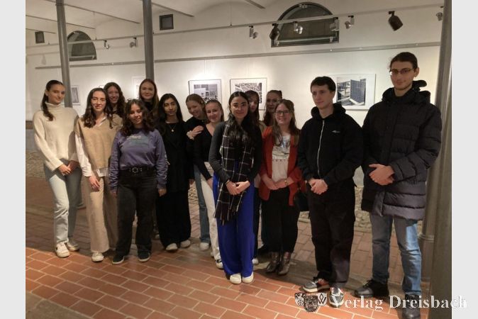 Die erfolgreichen Fotografinnen und Fotografen mit ihrer Lehrerin Nina Chambre (3.v.r.) bei der Vernissage zur Ausstellung in der Galerie Nassauer Hof.