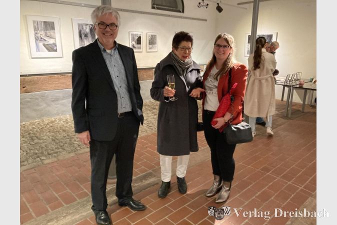 Schulleiter Dr. Dietrich Heither und Nina Chambre (rechts), hier im Gespräch mit Anita Kaleja, freuen sich über die gelungene Ausstellung.