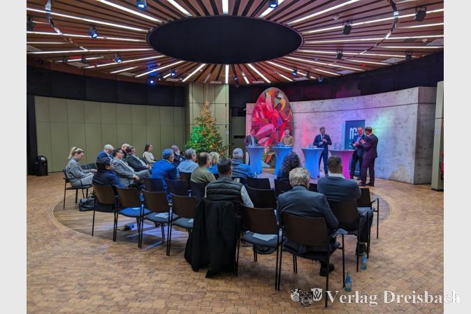 Eine kleinere Runde als erwartet: Der stundenlange Schneeschauer sorgte dafür, dass am Montagabend nicht alle 70 erwarteten Gäste erscheinen konnten. Dennoch entwickelte sich eine sehr interessante Diskussion bei der Veranstaltung der Montagsgesellschaft in der Hattersheimer Stadthalle.