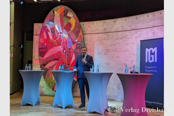 Moderator Dr. Stefan Söhngen begrüßte die erschienenen Gäste, die dem Schneetreiben erfolgreich trotzten, ganz besonders herzlich.