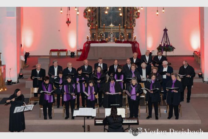 Festlicher Auftritt des Katholischen Kirchenchors Eddersheim zusammen mit der Männerschola Okriftel, unterstützt von Karoline Eigner, am vergangenen Sonntag.