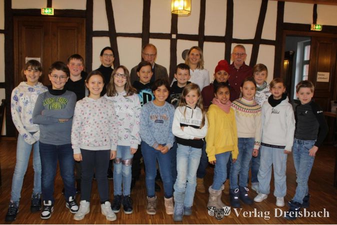Die Mädchen und Jungen des Kinderparlamentes der Regenbogenschule stellten sich nach der 1. Sitzung mit (v.l.n.r.) Erster Stadträtin Heike Seibert, Schulleiter Uwe Simon und der Beauftragten für die Kinderparlamente Myriam Jung sowie Stadtverordnetenvorsteher Georg Reuter zum Gruppenfoto auf.
