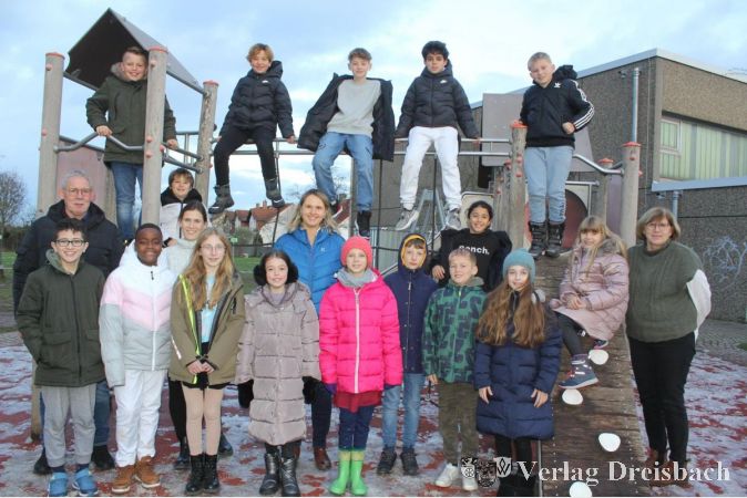 Nach der Kinderparlamentssitzung stellten sich die Mädchen und Jungen der Eddersheimer Schule mit (von links) Georg Reuter, Sarah Bauer, Myriam Jung und Barbara Schwanz zum Gruppenfoto am Klettergerüst auf dem Schulgelände auf.