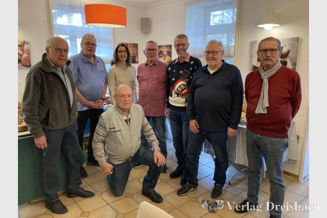 Die „Holzwürmer“ freuen sich über den Besuch der Ersten Stadträtin Heike Seibert. Von links nach rechts: Gerhard Neumann, Hans Günter Waas, Heike Seibert, Albert Romek, Wilfried Kowollik, Manfred Wiche, Hans-Dieter Gleiss, kniend: Edwin Kaufmann.