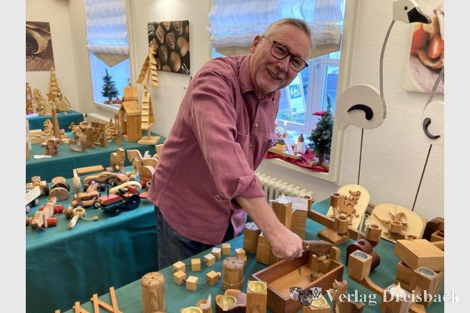 Albert Romek führt den besonderen Nussknacker Modell Schneegans vor.