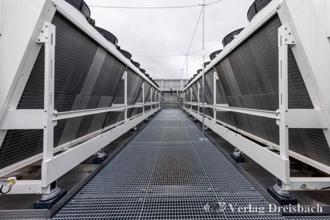 Die Ventilatoren auf dem Dach der Gebäude sind verantwortlich für die durch die Nachbarn empfundenen störenden Geräusche. Im Hintergrund sieht man die Schallschutzwand.