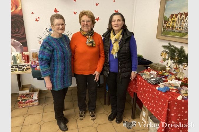 Die Damen der Kreativgruppe, hier Margitta Schlensog, Monika Seelig und Heidrun Funke (von links nach rechts) präsentieren gerne ihre schönen Handarbeiten.