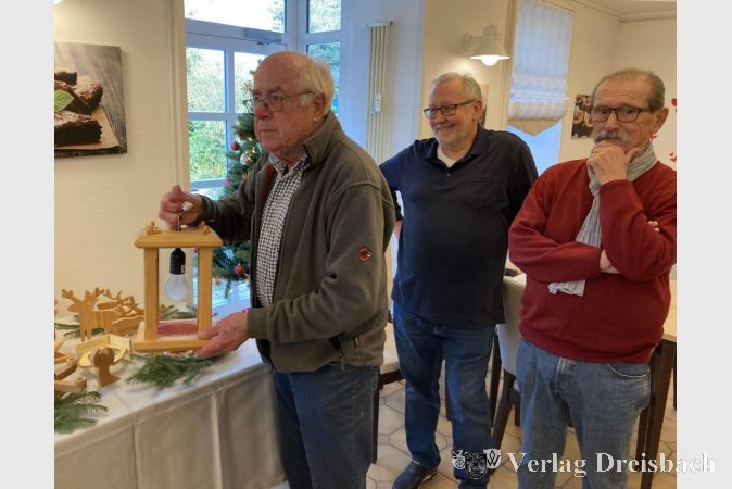Holzlampen werden nun montagefertig angeboten. Von links nach rechts: Gerhard Neumann, Manfred Wiche und Hans-Dieter Gleiss.