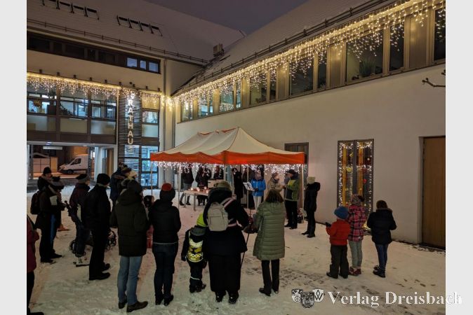 Schöner kann man sich den "Lebendigen Adventskalender" kaum ausmalen: Dichte Schneedecke, festliche Beleuchtung, wärmende Getränke und ein fröhliches Beisammensein zur Präsentation des vierten Türchens am Montagabend: Dem festlich geschmückten Fenster im Nassauer Hof.
