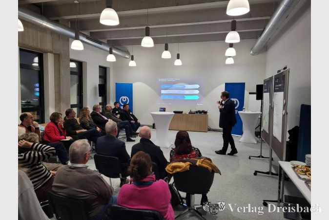 Günter Eggers (mit Mikrofon) erläuterte gemeinsam mit Stephan Floch die Messwerte der Schallmessungen.