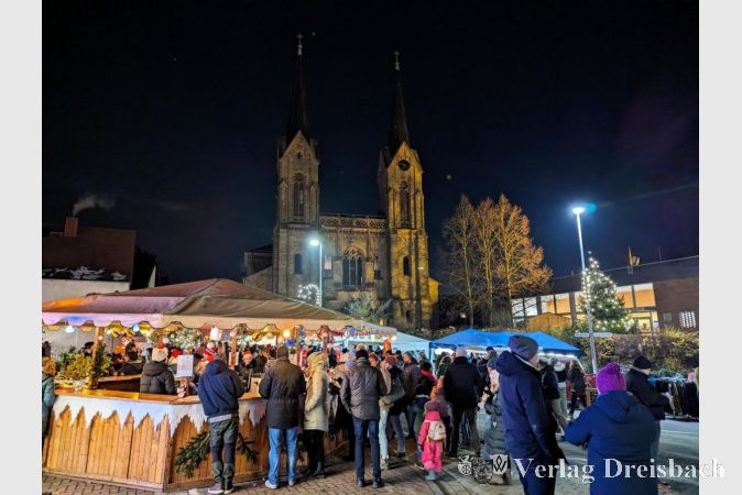 Es herrschte über den ganzen Sonntag hinweg großer Andrang auf dem diesjährigen Adventsmarkt rund um St. Vitus.