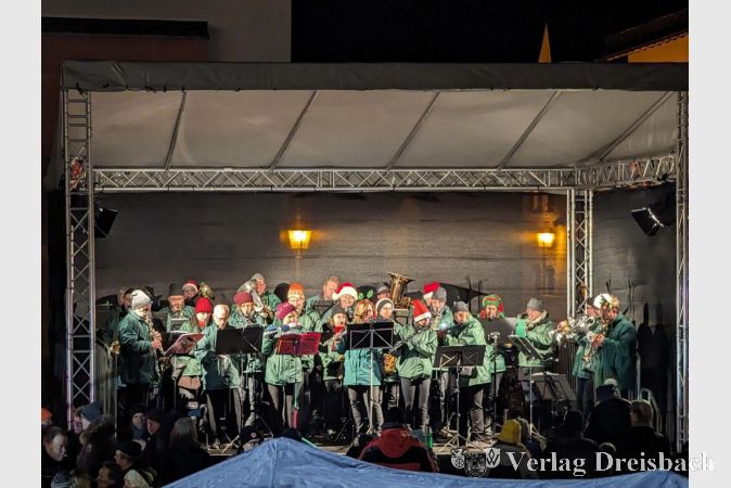Die Wiesbadener Taunusmusikanten sorgten von der Bühne aus für weihnachtliche Stimmung auf dem Adventsmarkt.