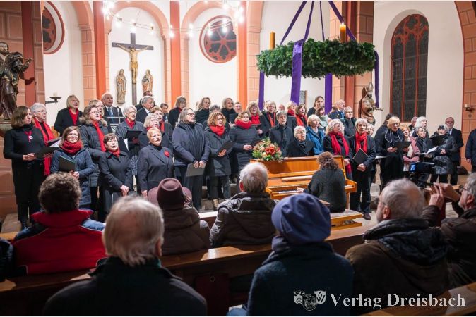 Zum Abschluss der besinnlichen Adventsmusik in St. Vitus traten die drei Chöre des Liederkranzes auf.