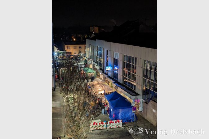 Fröhliches Markttreiben, natürlich gerade nach Einbruch der Dunkelheit passend illuminiert von der Weihnachtsbeleuchtung.