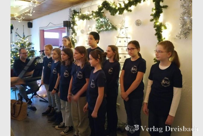 Die Chor-AG der Heinrich-Böll-Schule brachte den Seniorinnen und Senioren ein Ständchen und erntete dafür viel Applaus.