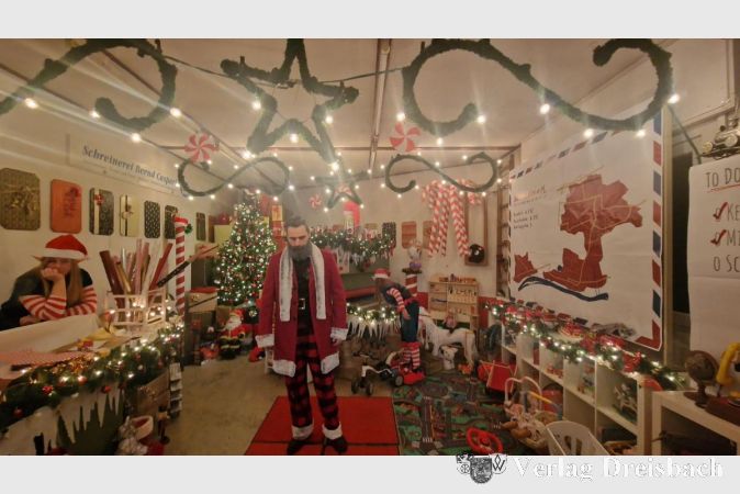 Der Weihnachtsmann in der aufwändig dekorierten Weihnachtsmannwerkstatt in der Schreinerei Caspari in Okriftel.