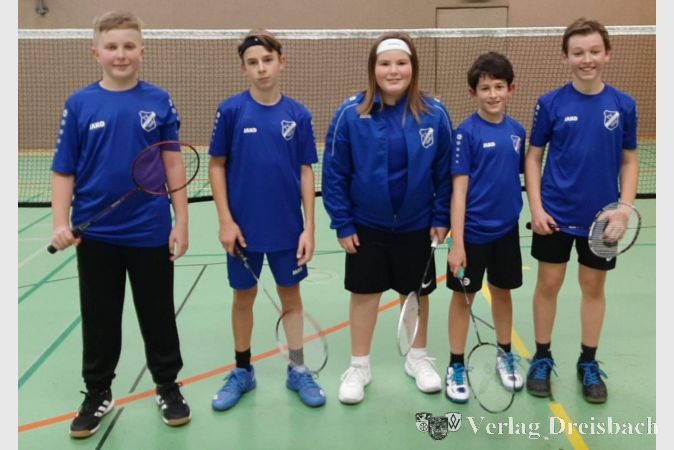 Felix2, Elias1, Gabi, Elias2 und Felix1 stellen die Badminton-Schülermannschaft des TV Wicker.