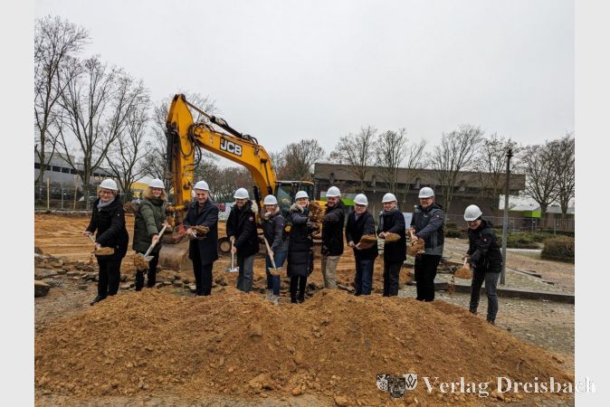 V.l.n r.: Sabine Medak (Schulelternbeirat), Anna Wieden (Stellv. Schulleiterin), Kreisbeigeordneter Axel Fink, Schulsprecher Louay Ben Abdelkrim Tarraj, Eva Koselka und Melanie Nied (Hochbau- und Liegenschaftsamt MTK), Projektleiter Alexander Driemel, Schulleiter Dr. Dietrich Heither, Landrat Michael Cyriax, Peter Wesp (Leiter Hochbau- und Liegenschaftsamt MTK) und Architekt Uwe Blumenstein beim symbolischen Spatenstich.