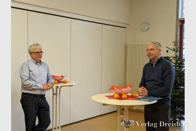 Vor dem eigentlichen Akt des Spatenstichs traf man sich zunächst im warmen und trockenen Schulinneren. Links Schulleiter Dr. Dietrich Heither, rechts Landrat Michael Cyriax.