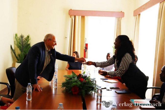 Ehrenstadtrat Bernd Caspari überreichte Bürgermeisterin Dr. Jassira Monteiro eine kleine Tischfahne mit dem Wappen der Stadt Hattersheim.