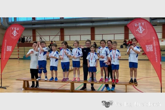 Die G-Jugend jubelt nach einem guten Spielfest bei der TSG Eddersheim.