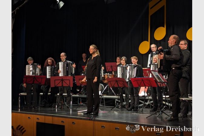 Akkordeonensembles begeistern das Publikum während des Herbstkonzerts in Flörsheims Stadthalle.
