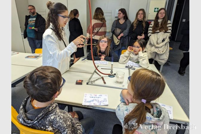 Ohne Schutzbrille geht beim Experimentieren natürlich nichts.