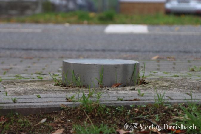 Dass der Blitzer an der Wickerer Kreuzung Kirschgartenstraße/Quellenstraße abgebaut wurden, hat nichts damit zu tun, dass die Stadt derzeit mehr Geld durch die Verkehrsüberwachung einnimmt als jeweils in den Haushalten angesetzt. Für 2024 sollen Erwartung und Realität angepasst werden, der Ansatz steigt daher.