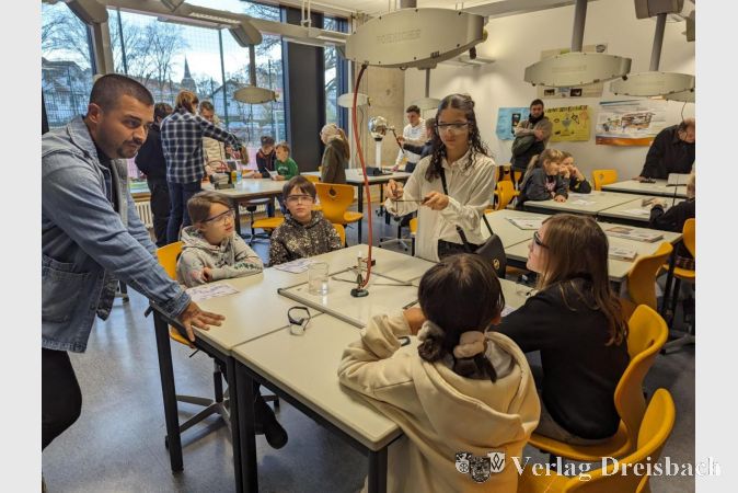 Unter der Anleitung von Herrn Diker, Lehrer an der Sophie-Scholl-Schule, führten Schüler während des Besuchstags spannende Experimente vor.