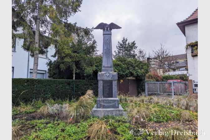 Das Kriegerdenkmal am Lindenplatz: Die SPD würde es gerne sehen, wenn ergänzend zur Inschrift „In Erinnerung an den glorreichen Feldzug 1870/71“ eine Erläuterungstafel den damaligen Zeitgeist einordnen und auf die heutige Freundschaft zwischen Deutschland und Frankreich hinweisen würde.