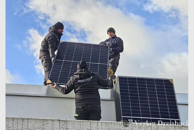 Installation der Photovoltaikanlage.